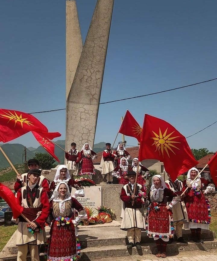 Пурпурот во Македонската народна носија